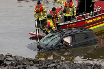 Auto landet in der Elbe: Fahrer muss reanimiert werden