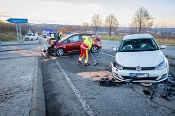 Unfall A17: Heftiger Unfall an A17-Auffahrt: Vier Personen schwer verletzt