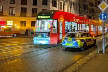 Mitten im Stadion-Anreiseverkehr: Betrunkene Mercedes-Fahrerin kracht in Tram