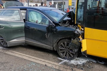 Schwerer Unfall in Striesen: Bus und Auto stoßen zusammen - Eine Person muss reanimiert werden
