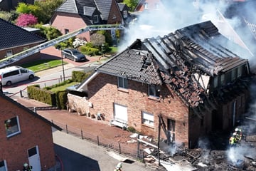 Großeinsatz im Norden: Dachstuhl durch Feuer völlig zerstört