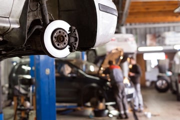 Streit eskaliert: Kunden und Mechaniker prügeln sich in Autowerkstatt