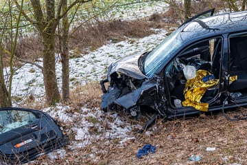 Heftiger Frontal-Crash: Seniorin kommt mit Auto plötzlich auf Gegenfahrbahn