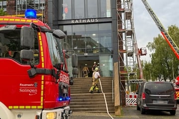 Feuerwehr wird wegen Brandmeldeanlage alarmiert: Beim Eintreffen stellt sich das absolute Chaos heraus