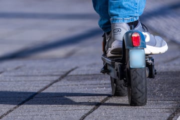 Heftiger Unfall mit E-Scooter: Junge schwer verletzt in Klinik geflogen