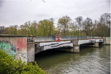 Leipzig: Gruppe auf Sachsenbrücke mit Schlagstock und Messer bedroht: Kripo ermittelt