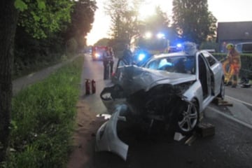 Fahrer knallt mit Mercedes frontal gegen Baum und verletzt sich schwer