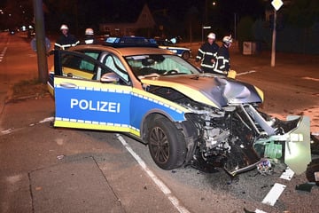 Blaulicht-Fahrt endet an Ampelmast! Polizisten bei Unfall verletzt