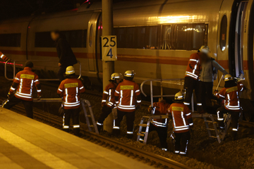 ICE-Panne: Zug bleibt nachts mit 50 Reisenden liegen