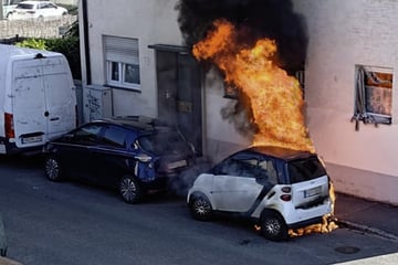 Zwei Autos in Brand: Flammen greifen auf Haus über