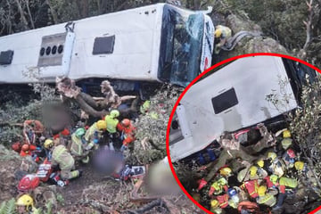 Bus stürzt Böschung hinab: 87 Menschen teils schwer verletzt