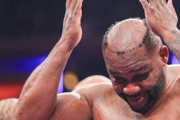 Panne im Ring: Schwergewichtsboxer verliert nach Treffer seine Haare