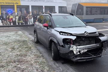 Heftiger Unfall in Leipzig: Auto und Straßenbahn krachen ineinander