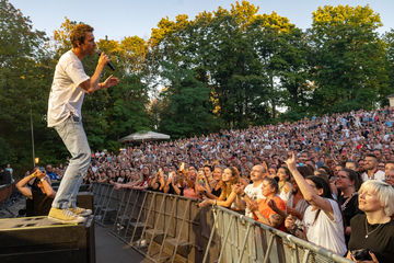 Dresden: Clueso feiert Pop-Party in der Jungen Garde - "Hey, Dresden: Coole Energie hier!"