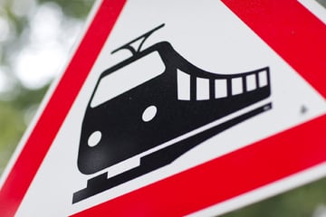 Aus Angst vor Unfall: Lkw durchbricht Schranke an Bahnübergang