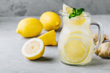 Zitronenlimonade selber machen: Pure Erfrischung zum Trinken!