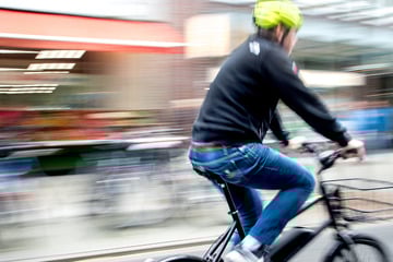 Mit 60 km/h: Mann brettert auf getuntem E-Bike durch die Stadt