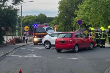 Vorfahrtsfehler führt zu Frontalcrash: Zwei Frauen bei Unfall verletzt
