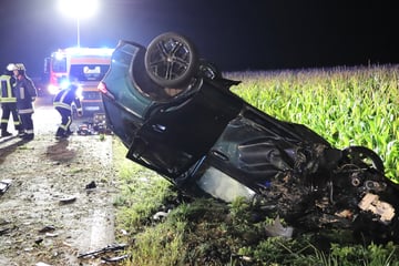 Nächtlicher Unfall: VW schleudert in Feld, sechs Verletzte