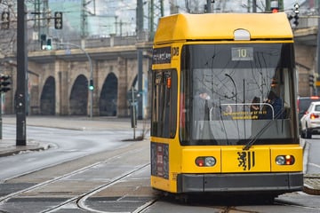 Dresden: Widerwärtig! Mann entblößt sich in Dresdner Straßenbahn vor Teenagerin