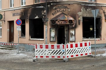 Frau durch Brand in Café verletzt: Gebäude muss evakuiert werden