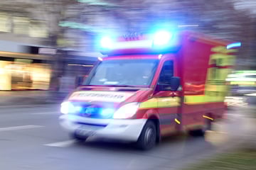 Toyota kracht frontal in Baum: 57-Jähriger stirbt im Krankenhaus