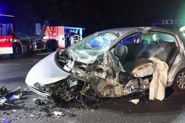 Geisterfahrer kracht auf A3 in Gegenverkehr: Ein Toter, drei Verletzte