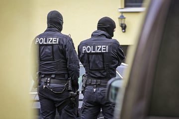 Gegen Hass im Netz: Polizei führt Razzien durch