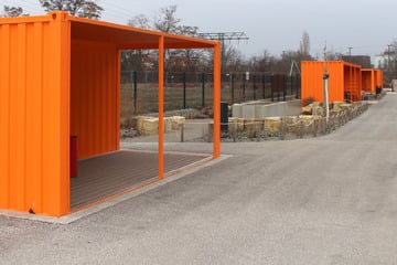 Dresden: In auffälligem Orange: Deshalb stehen auf neuem Gelände in Dresden jetzt Container
