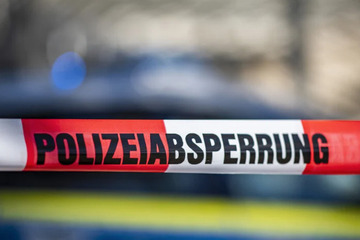 Köln: 17-Jähriger flieht mit Auto vor Polizei in Köln-Chorweiler, dann kracht es