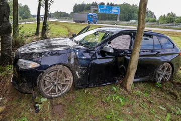 Unfall A4: Unfall auf A4 bei Chemnitz: BMW landet auf Parkplatz-Wiese
