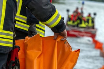 Güterschiff verliert Öl: Feuerwehr auf dem Neckar im Einsatz