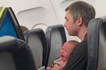 Baby weint im Flugzeug: Was dann passiert, sorgt bei Eltern für Entsetzen