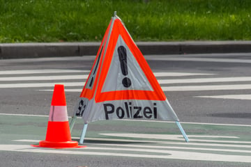 Mann wirft Fahrrad auf Straße: Laster muss ausweichen