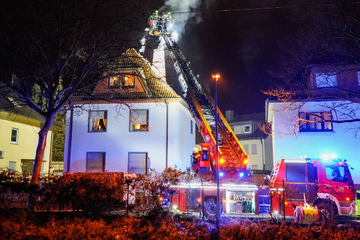 Frankfurt: Alarm wegen Brandgeruch, plötzlich schlagen Flammen aus dem Kamin!