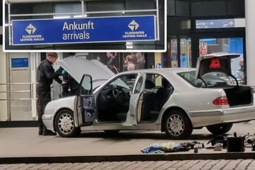 Schock-Moment am Leipziger Flughafen: Plötzlich rast Mercedes auf Ankunftshalle zu