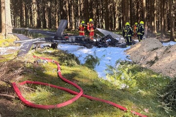 Hubschrauberabsturz im Erzgebirge: Feuerwehr löscht brennende Maschine, Pilot stirbt