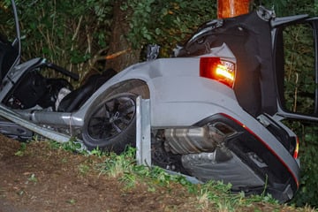 Skoda zerschellt an Baum: Zwei jungen Menschen (†17, †20) sterben an Unfallstelle