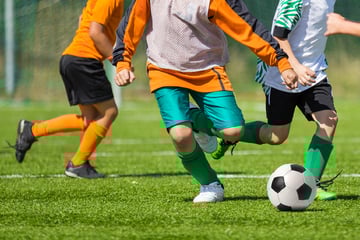 Beschämende Szenen bei U14-Fußballspiel: Zuschauer (40) prügelt 13-jährigen Spieler ins Krankenhaus