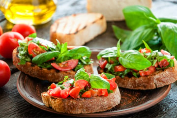 Klassisches Bruschetta Rezept: Italienische Variante mit Tomaten