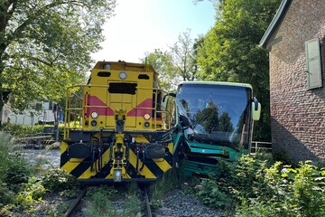 Schulbus und Güterzug kollidieren: Bahnstrecke muss gesperrt werden