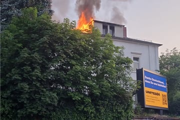 Dresden: Ein Verletzter nach Dachstuhlbrand in Dresden: Kurz nach Mitternacht war die letzte Flamme gelöscht!