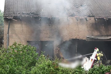 Flugzeugabsturz in NRW: Maschine kracht in Wohnhaus - zwei Tote!