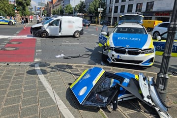 Unfall bei Einsatz: Polizeiauto kracht in Handwerker-Wagen