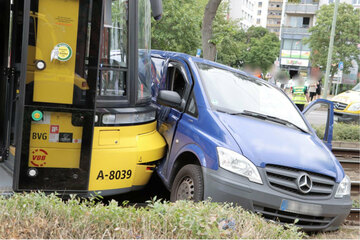 Kreuzungs-Crash in Marzahn: Tram rammt Auto