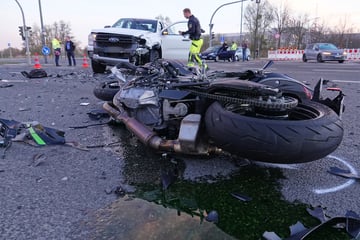 Tödlicher Unfall am Ostersonntag! Motorradfahrer stirbt nach Crash mit Pickup