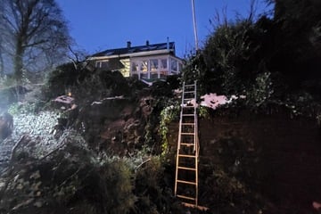 Feuerwehr im aufwendigen Einsatz: Hang droht auf Straße abzurutschen