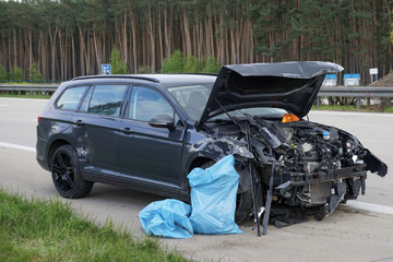 Unfall A9: Unfall auf A9: Auto kracht in Leitplanke, Fahrer bleibt wie durch ein Wunder unverletzt