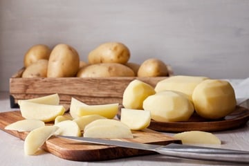 Geschälte Kartoffeln aufbewahren: So bleiben sie genießbar