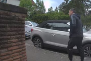 Mann öffnet die Haustür - plötzlich wird er mit einer Waffe bedroht und niedergeschlagen: Wer kennt die Täter?